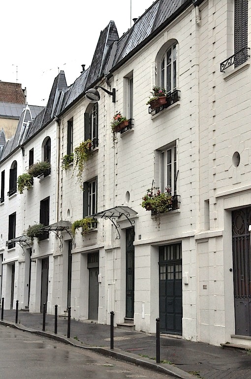 Cette photo choisie par Eurêka ! Paris – Exauceurs de vœux immobiliers, chasseur d’appartement, chasseur immobilier représente la rue Santos Dumont dans le 15 arrondissement de Paris