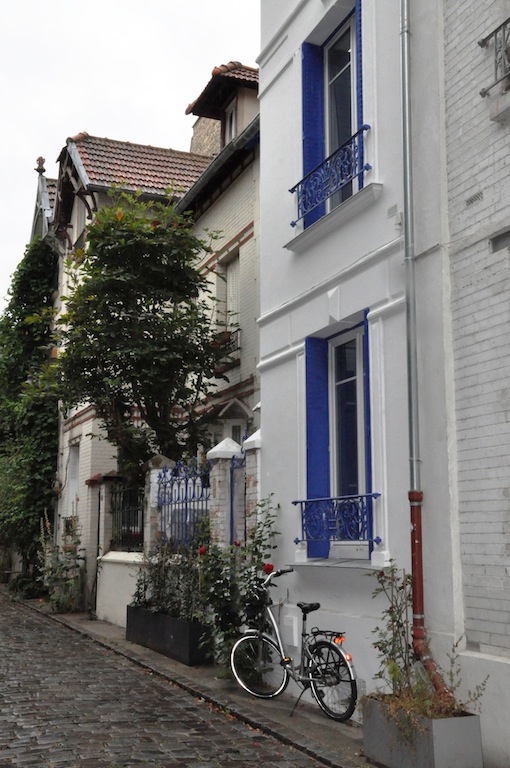 Cette photo choisie par Eurêka ! Paris – Exauceurs de vœux immobiliers, chasseur d’appartement, chasseur immobilier représente la vie bucolique dans la villa Santos-Dumont à Paris