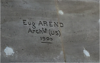Cette photo choisie par Eurêka ! Paris – Exauceurs de vœux immobiliers, chasseur d’appartement, chasseur immobilier représente une plaque gravée avec le nom de l'architecte de l'immeuble. 