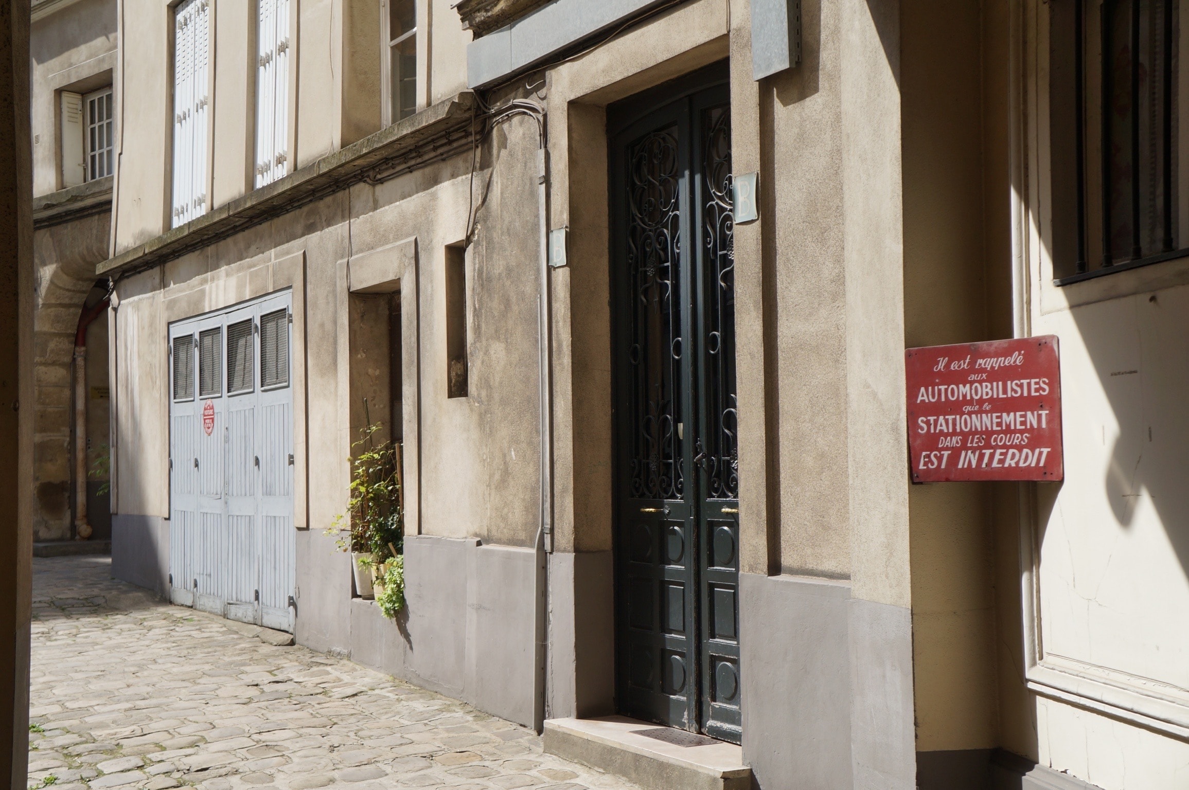 Cette photo choisie par Eurêka ! Paris – Exauceurs de vœux immobiliers, chasseur d’appartement, chasseur immobilier représente la cour d'un immeuble dans le 13e arrondissement de Paris