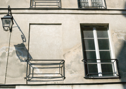 Cette photo choisie par Eurêka ! Paris – Exauceurs de vœux immobiliers, chasseur d’appartement, chasseur immobilier représente la façade d'un immeuble avec une fenêtre bouchée.