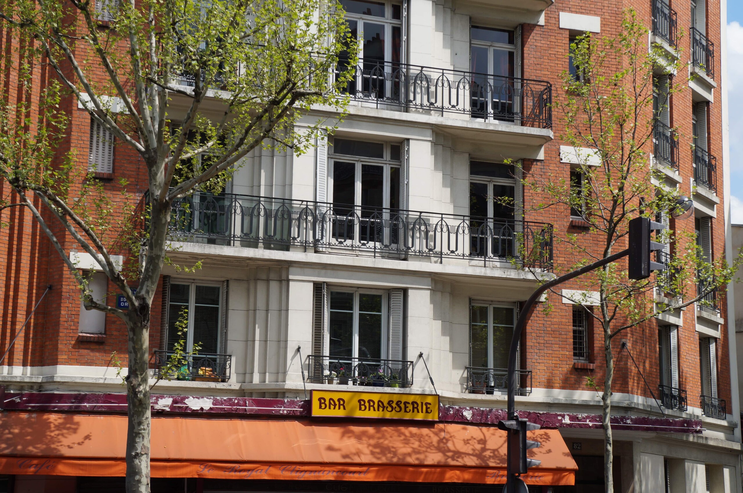 Cette photo choisie par Eurêka ! Paris – Exauceurs de vœux immobiliers, chasseur d’appartement, chasseur immobilier représente un immeuble dans un quartier populaire du 18e arrondissement de Paris.