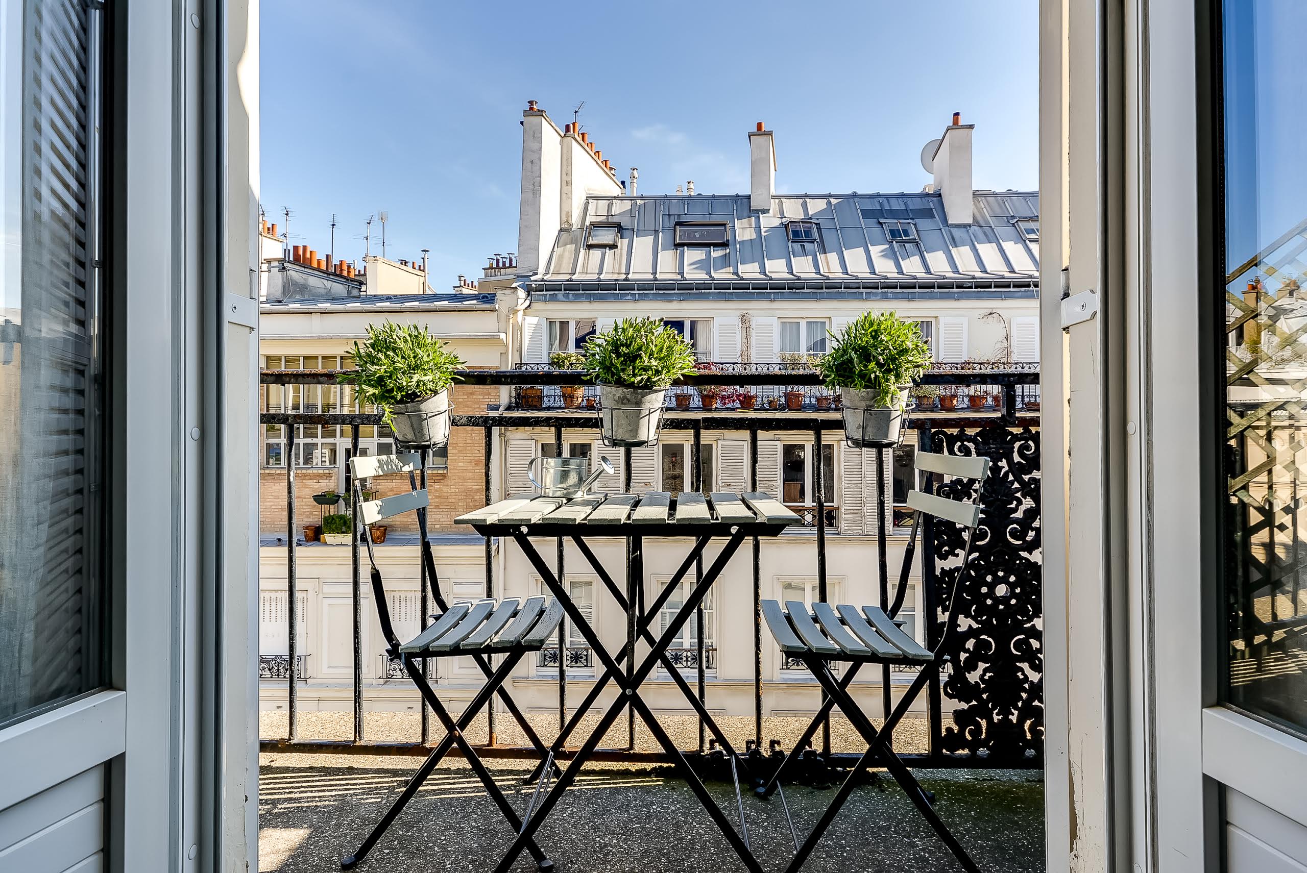 Cette photo choisie par Eurêka ! Paris – Exauceurs de vœux immobiliers, chasseur d’appartement, chasseur immobilier représente un appartement disposant d'un balcon.