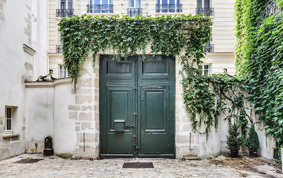 Cette photo choisie par Eurêka ! Paris – Exauceurs de vœux immobiliers, chasseur d’appartement, chasseur immobilier représente une porte cochère dans le quartier du Marais